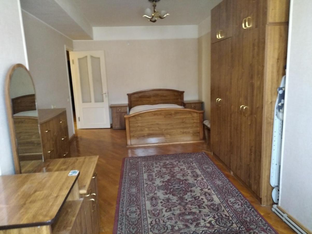 3 Room Apartment In Small Center Of יירבאן מראה חיצוני תמונה