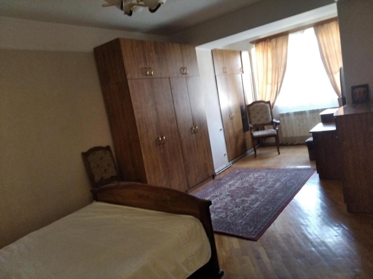3 Room Apartment In Small Center Of יירבאן מראה חיצוני תמונה