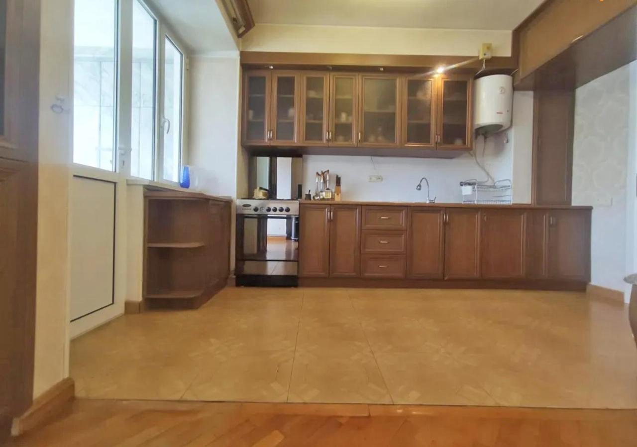 3 Room Apartment In Small Center Of יירבאן מראה חיצוני תמונה